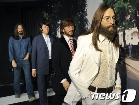 비틀즈의 밀랍 인형이 14일(현지시간) 뉴욕의 터소 밀랍 인형관에서 공개됐다. 비틀즈의 멤버 폴 매카트니(Paul McCartney)의 70번째 생일(6월 18일)을 기념해 이날 제막식을 가졌다. AFP/TIMOTHY A. CLARY/News1, 무단전재 및 재배포 금지