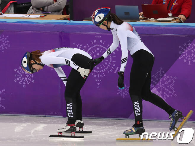 대한민국 최민정이 22일 오후 강원도 강릉 아이스아레나에서 열린 2018 평창동계올림픽 쇼트트랙 스피드 스케이팅 여자 1000m 결승 경기에서 심석희에 밀려 넘어진 뒤 허벅지를 부여잡고 괴로워하고 있다. 2018.2.22/뉴스1 © News1 허경 기자