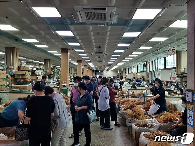 금산인삼 슈퍼위크 마지막 날인 지난 9일 고객들이 금산수삼센터를 방문해 인삼을 구매하고 있다. (금산군 제공)© 뉴스1