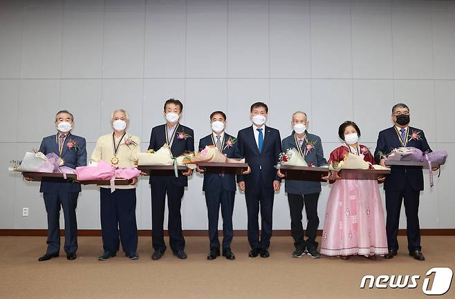 전북 진안군이 군민의날 시상식에서 7명에게 군민의장이 수여했다.(진안군제공)2021.10.12/뉴스1