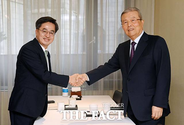 김동연 전 경제부총리(왼쪽)와 김종인 전 국민의힘 비상대책위원장이 12일 오전 서울 중구의 한 식당에서 찾아 악수를 하고 있다. /국회사진취재단