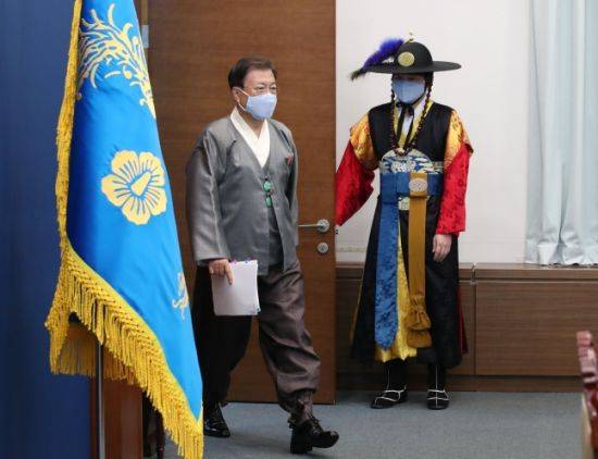 문재인 대통령이 12일 오전 청와대 여민관 영상회의실에서 열린 국무회의에 가을 한복문화주간을 맞아 한복을 입고 참석하고 있다. /사진=연합뉴스