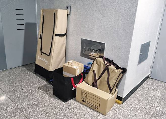 서울 영등포구에 있는 한 빌라 복도에 세탁물 수거함, 택배 상자 등이 쌓여 있다. /강다은 기자