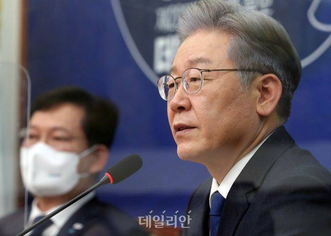 더불어민주당 제20대 대통령후보로 선출된 이재명 경기도지사가 11일 오후 서울 여의도 국회에서 열린 '당지도부-더불어민주당 대통령 후보 상견례'에서 모두발언을 하고 있다. ⓒ공동취재사진.데일리안 류영주 기자