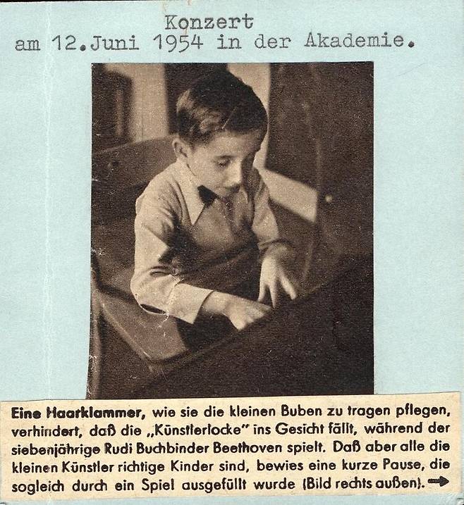 루돌프 부흐빈더는 어릴 때부터 피아노 신동으로 불렸다. 그가 8살 때 연주하는 모습. 본인 누리집 갈무리