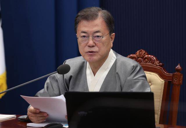 문재인 대통령이 12일 청와대에서 국무회의를 주재하면서 모두 발언을 하고 있다. '가을 한복문화주간'을 맞아 문 대통령과 국무위원들이 한복을 입고 참석했다. 청와대 제공