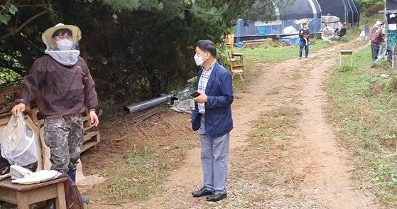 정신장애를 가진 양봉 훈련생들이 경기도 화성에 있는 자연과함께하는농장에서 작업을 준비하는 가운데 마음샘 관계자들이 진행 계획을 상의하고 있다. 경기 화성=강주안 기자