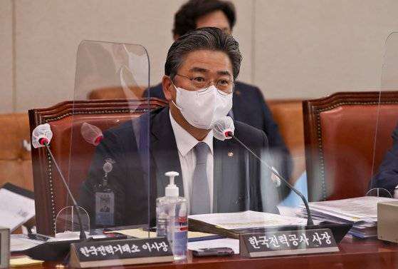 12일 서울 여의도 국회에서 열린 산업통상자원중소벤처기업위원회의 한국전력공사,한국수력원자력 등 국정감사에서 정승일 한국전력공사 사장이 질의에 답변하고 있다. 중앙포토