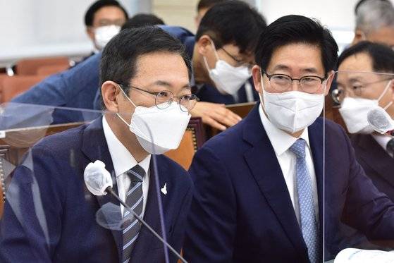 12일 국회에서 열린 행정안전위원회의 인천광역시?충청남도에 대한 국정감사에서 박남춘 인천시장(왼쪽)과 양승조 충남지사가 대화를 하고 있다. 2021.10.12 임현동 기자