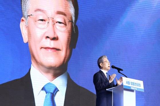 더불어민주당 제20대 대통령선거 후보에 선출된 이재명 경기지사가 10일 오후 서울 송파구 올림픽공원 SK올림픽핸드볼경기장에 열린 서울 지역 경선에서 본선 직행을 확정한 뒤 수락 연설을 하고 있다.뉴스1