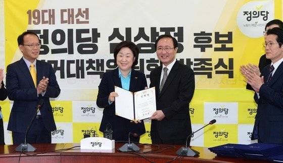 2017년 3월 23일 정의당 19대 대선 후보 심상정 대표(가운데)가 23일 오전 국회 본청에서 열린 19대 대선 선거대책위원회 발족식에서 임명장을 들어보이고 있다. 오종택 기자