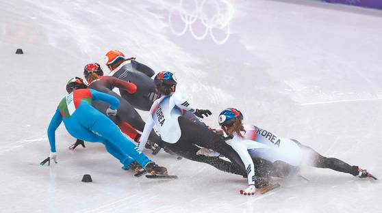 Shim Suk-hee, center, and Choi Min-jeong collide during the women's 1000-meter final at the 2018 PyeongChang Winter Olympics at Gangneung Ice Arena in Gangneung, Gangwon on Feb. 22, 2018. [JOONGANG ILBO]