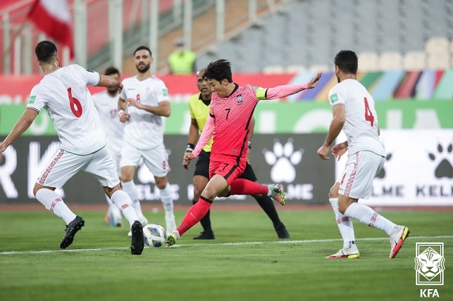 손흥민이 12일(한국시간) 이란 테헤란의 아자디스타디움에서 열린 2022 카타르월드컵 아시아 최종예선 A조 4차전 이란과의 경기에서 슈팅을 시도하고 있다. 사진=대한축구협회 제공