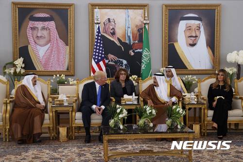 【리야드(사우디아라비아)=AP/뉴시스】사우디아라비아 방문에 나선 도널드 트럼프 미 대통령이 20일(현지시간) 리야드의 킹 칼리드 국제공항에 도착, 살만 사우디 국왕과 만나고 있다. 이틀 간의 사우디 방문 기간을 통해 트럼프가 사우디의 열악한 인권 사정에 대해 사실상 아무 언급도 하지 않음에 따라 트럼프의 외교 정책에서 인권 문제가 도외시될 것이란 우려가 제기되고 있다. 2017.5.22