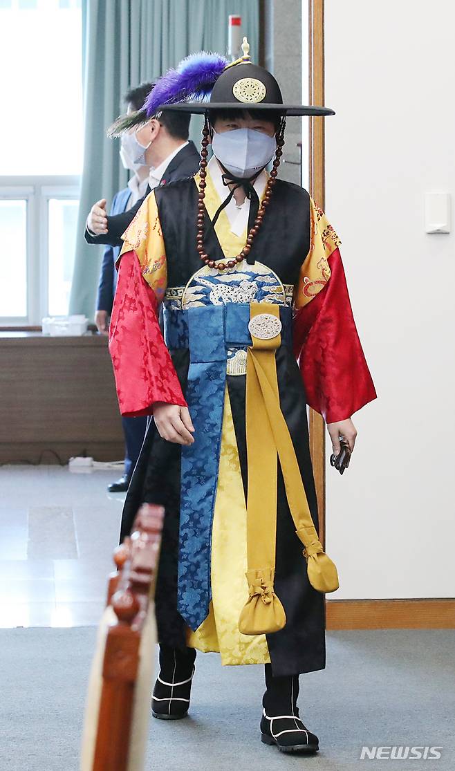 [서울=뉴시스] 김진아 기자 = 탁현민 청와대 의전비서관이 12일 오전 청와대 여민관 영상회의실에서 열린 국무회의에서 가을 한복문화주간을 맞아 전통의상을 입고 참석하고 있다. 2021.10.12. bluesoda@newsis.com
