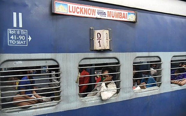 지난 8일 오후 7시쯤, 우타르프라데시주 러크나우를 출발해 마하라슈트라주 뭄바이로 향하던 열차 안에서 소란이 일었다. 마하라슈트라주 카사르 가츠 산고개로 진입한 열차가 어두운 터널을 지날 무렵, 승객 여러 명이 강도로 돌변해 칼을 들고 다른 승객을 위협했다.