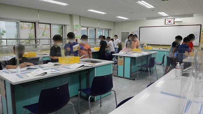 과학실습 중인 구로남초 학생들 [촬영 문혜원 인턴기자]