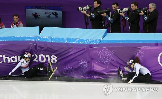 [올림픽] 넘어지는 심석희와 최민정 (강릉=연합뉴스) 김동민 기자 = 2018년 2월 22일 강릉아이스아레나에서 평창동계올림픽 쇼트트랙 여자 1,000m 결승전 중 심석희(3번)와 최민정(6번)이 충돌해 넘어지고 있다. 2018.2.22 image@yna.co.kr