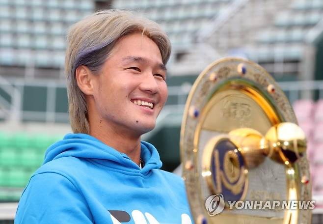 권순우, ATP 투어 우승 기자간담회 (서울=연합뉴스) 임헌정 기자 = 지난달 카자흐스탄에서 열린 남자프로테니스(ATP) 투어 아스타나오픈에서 우승한 권순우가 12일 서울 송파구 올림픽공원 테니스코트에서 기자간담회를 하며 환하게 웃고 있다. 2021.10.12 kane@yna.co.kr