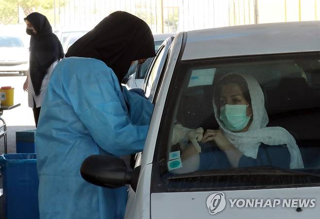 코로나19 백신 접종하는 이란인들 [EPA 연합뉴스 자료사진. 재판매 및 DB 금지]