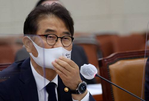 윤종인 개인정보보호위원장이 13일 국회에서 열린 국회 정무위원회 국정감사에서 답변하고 있다.(사진=연합뉴스)