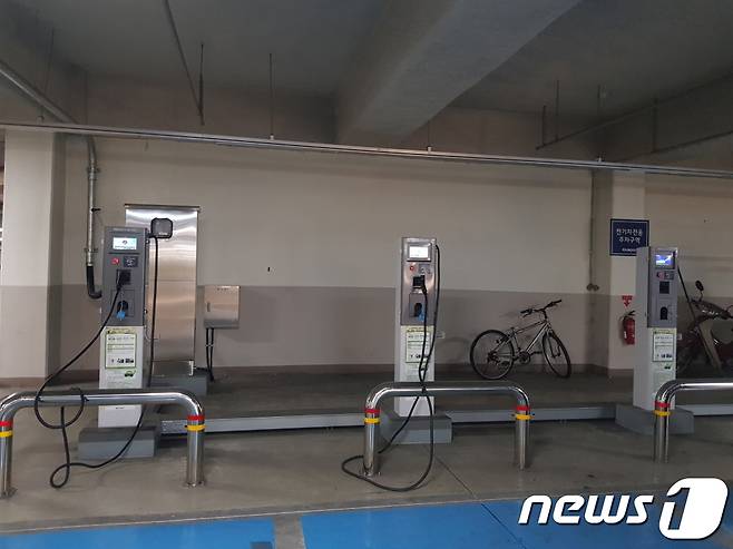 경기도내 한 아파트 단지 내에 설치된 전기차 충전기./© 뉴스1