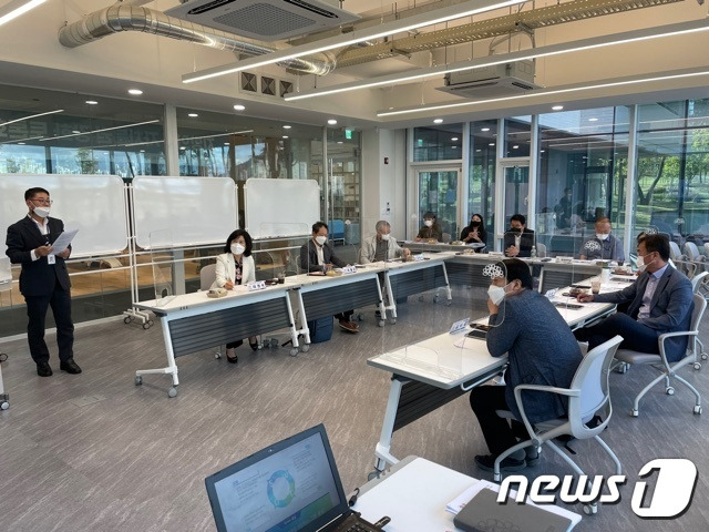 충남도는 13일 충남내포혁신플랫폼에서 ‘충청남도 탄소중립위원회’ 첫 분과위원회를 개최했다.(충남도 제공).© 뉴스1