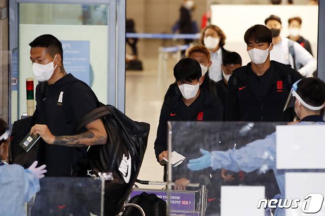 대한민국 축구 국가대표팀이 2022 국제축구연맹(FIFA) 카타르 월드컵 아시아 최종예선 이란과의 원정 경기를 마치고 13일 인천국제공항을 통해 귀국하고 있다. 2021.10.13/뉴스1 © News1 이승배 기자