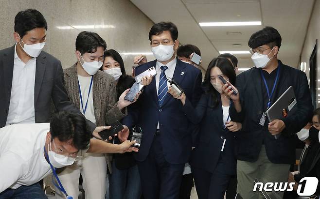 송영길 더불어민주당 대표가 13일 서울 여의도 국회에서 열린 비공개 당무위원회의에 참석하고 있다. 2021.10.13/뉴스1 © News1 이동해 기자