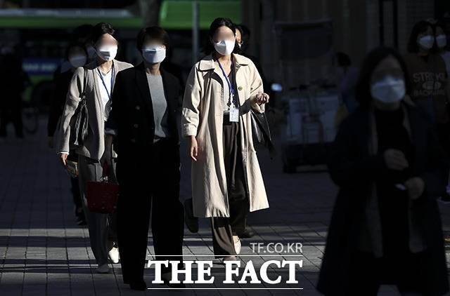 쌀쌀한 날씨를 보인 13일 오전 서울 중구 청계광장 인근에서 가을옷을 입은 시민들이 발걸음을 옮기고 있다./뉴시스