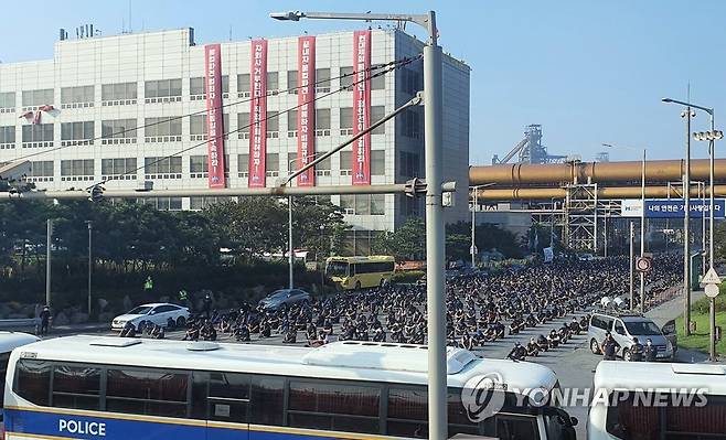 지난달 30일 전국 금속노동조합 현대제철 비정규직지회 노조원들이 충남 당진제철소 내 통제센터 앞에서 집회를 열고 있다. /연합뉴스