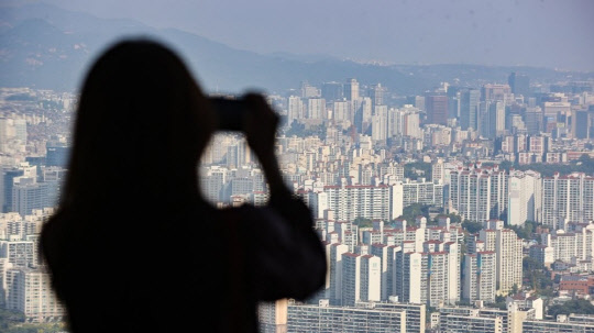 서울 영등포구 63스퀘어에서 바라본 서울 시내 아파트. <연합뉴스>