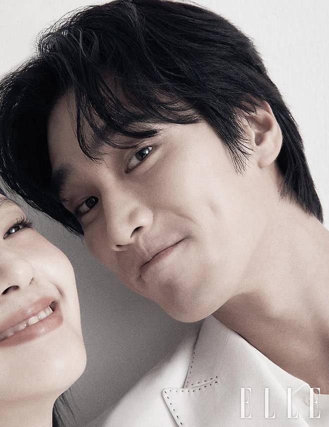 화이트 테일러드 재킷은 Niche for Groom.