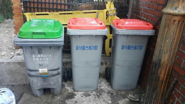 서울 양천구 주택가에 위치한 음식물쓰레기 전용수거함. 이 수거함을 세척하는 일을 하는 노동자들이 중간착취의 고통을 호소하고 있다. 현장 노동자 제공