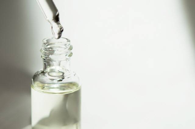 피부의 색소침착을 완화해주는 '잡티 개선' 화장품이 꾸준한 인기를 끌고 있다./사진=게티이미지뱅크