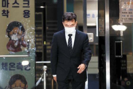 대장동 개발 로비·특혜 의혹의 핵심 인물인 화천대유자산관리(화천대유) 대주주 김만배 씨가 12일 오전 피의자 신분으로 검찰 소환 조사를 마치고 서초구 서울중앙지방검찰청을 나서고 있다. 연합뉴스