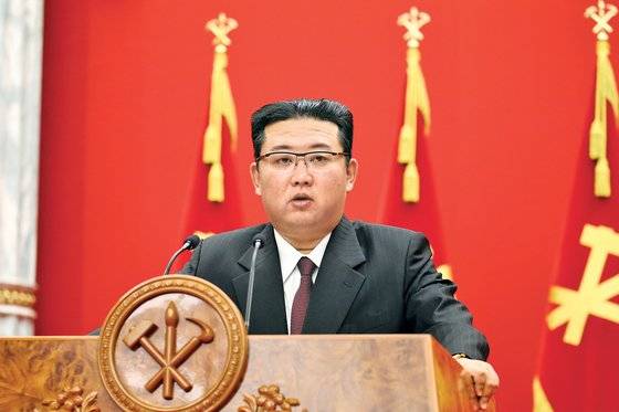 북한 김정은 노동당 총비서가 10일 당 창건 76주년 기념일을 맞아 기념강연회를 열었다고 당 기관지 노동신문이 11일 보도했다. 김 총비서는 당 차원에서 중요한 과업들을 재차 강조했으며 별도의 대외 메시지는 내지 않았다. 노동신문=뉴스1