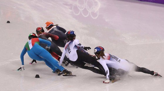 평창올림픽 쇼트트랙 여자 1000m에서 심석희와 최민정이 넘어지고 있다. 오종택 기자