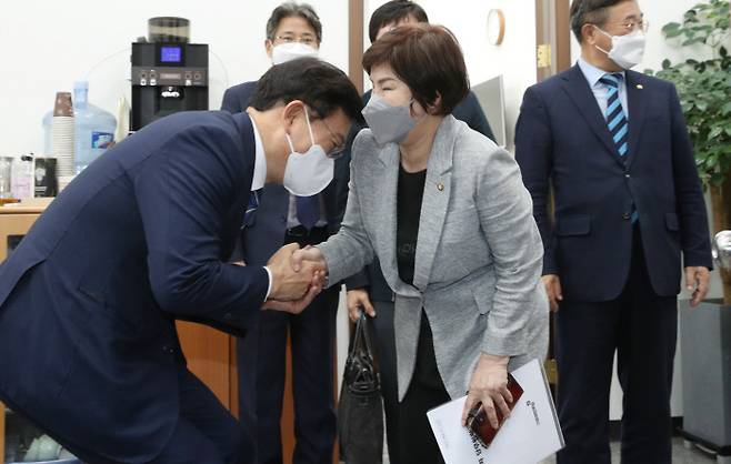 더불어민주당 송영길 대표가 13일 국회에서 열린 당무위원회 뒤 이낙연 전 대표측 전혜숙 의원과 인사를 나누고 있다. 당무위는 이 전 대표측의 ‘경선 무효표 처리’ 관련한 이의제기에 대해 “문제가 없다”는 판단을 내렸다. 국회사진기자단