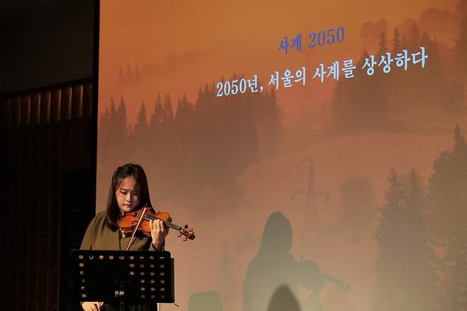 Violinist Lim Ji-young performs part of “The (uncertain) Four Seasons” during press conference in Seoul on Tuesday. (Music and Art Company)
