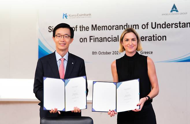 Bang Moon-kyu, Chairman and President of Korea Exim Bank (right), and Maria Angelicoussis, CEO of Angelicoussis, sign a financial agreement at Angelicoussis headquarters in Kallithea, Greece. (Exim Bank)