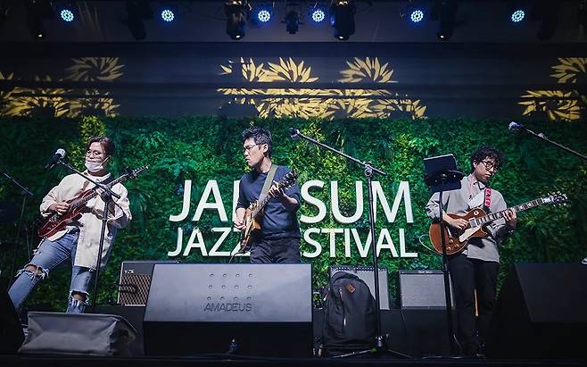 Three guitarists perform at Jarasum Jazz Festival (Jarasum Jazz Festival)
