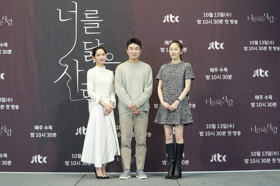 Im Hyun-wook center, director of the upcoming JTBC drama series ″Refelction on You″ attends a press conference for the show on Wednesday with actors Go Hyun-jung, right, and Shin Hyun-been, left. [JTBC]