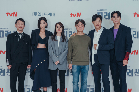 From left, actors Oh Jung-se, Jun Ji-hyun, writer Kim Eun-hee, camera director Choi Sang-mook and actors Cho Han-cheul and Ju Ji-hoon pose for photos at an online press event for their upcoming tvN drama series "Jirisan." [TVN]