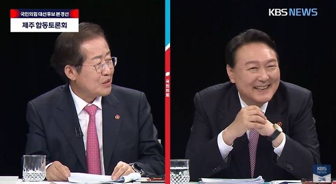 홍준표 국민의힘 대선 예비후보(왼쪽)가 13일 오후 KBS제주방송국에서 열린 합동토론회에서 천공스승과 관련된 질의를 하자 윤석열 후보가 웃으며 답했다.   KBS 화면