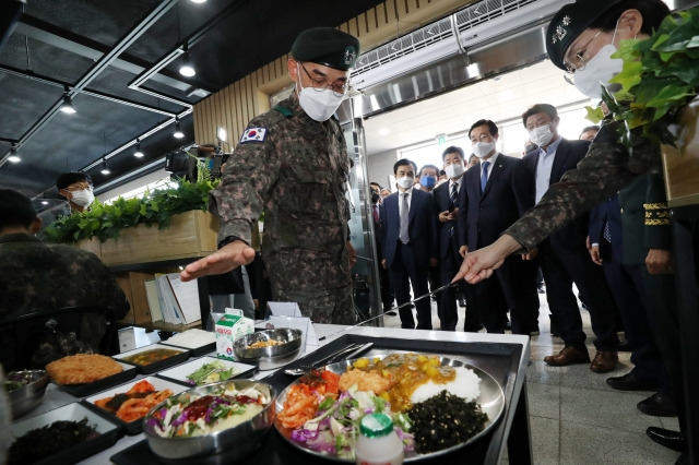 국회 국방위 의원들이 13일 오후 32사단 병영식당을 방문해 병사들의 식단을 확인하고 있다. 연합뉴스