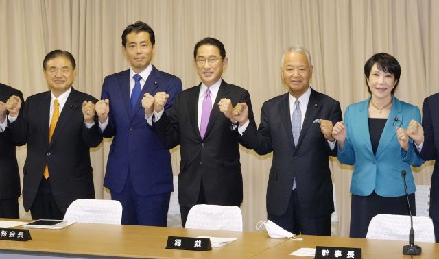 기시다 후미오 일본 총리가 지난 1일  오후 도쿄도 소재 자민당 본부에서 열린 임시 총무회에서 주요 간부와 사진 촬영에 응하고 있다. 교도연합뉴스