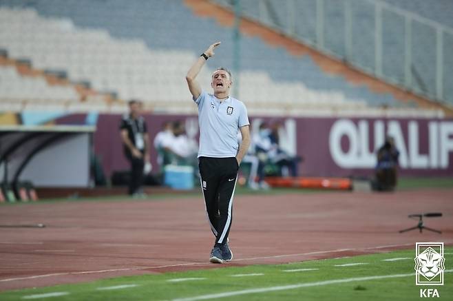 [서울=뉴시스] 조수정 기자 = 12일 오후(한국시간) 이란 아자디 스타디움에서 열린 2022 카타르월드컵 아시아최종예선 A조 대한민국 축구 국가대표팀 벤투호와 이란 경기, 대한민국 대표팀 파울루 벤투 감독이 작전 지시하고 있다. (사진=대한축구협회 제공) 2021.10.12. photo@newsis.com *재판매 및 DB 금지