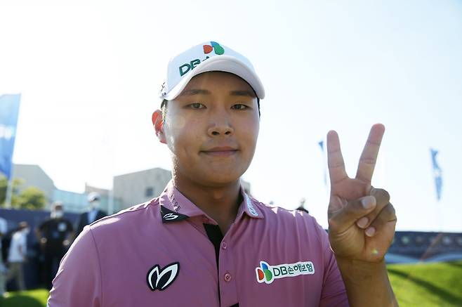 [서울=뉴시스] 김병문 기자 = 12일 인천 청라지구에 위치한 베어즈 베스트 청라GC에서 열린 제37회 신한동해오픈 대회에서 우승한 서요섭 프로가 브이하고 있다. (사진=신한금융그룹 제공) 2021.09.12. photo@newsis.com *재판매 및 DB 금지