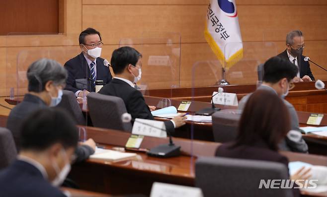 [서울=뉴시스] 김명원 기자 = 김부겸 국무총리가 13일 오전 서울 종로구 정부서울청사 별관에서 열린 제1차 코로나19 일상회복지원위원회에 참석해 발언하고 있다. (공동취재사진) 2021.10.13. photo@newsis.com